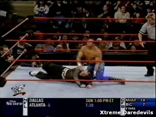WWE-11-10-2001_158.jpg
