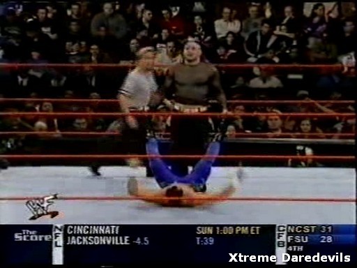 WWE-11-10-2001_172.jpg