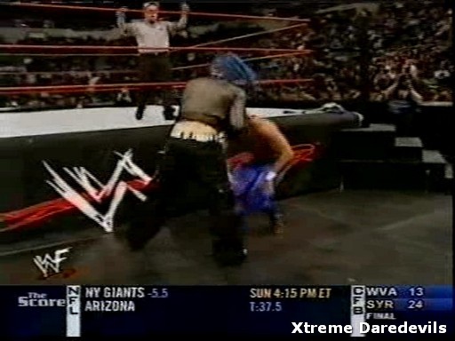 WWE-11-10-2001_177.jpg