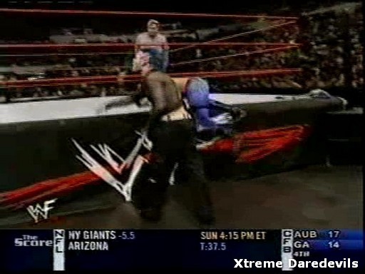 WWE-11-10-2001_178.jpg