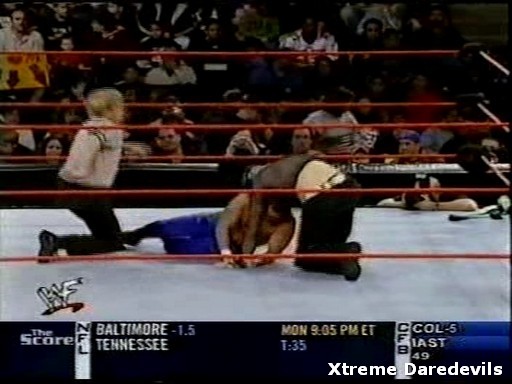 WWE-11-10-2001_185.jpg