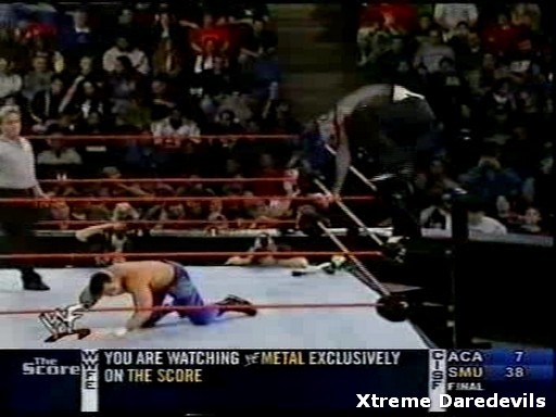 WWE-11-10-2001_193.jpg