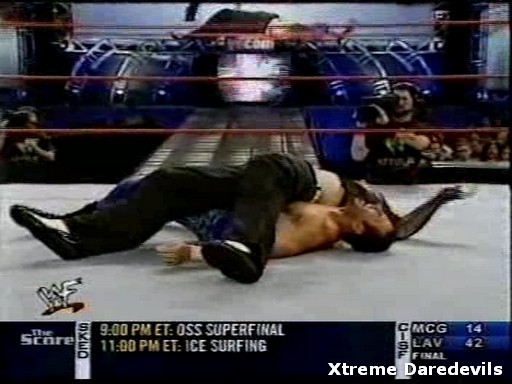 WWE-11-10-2001_196.jpg