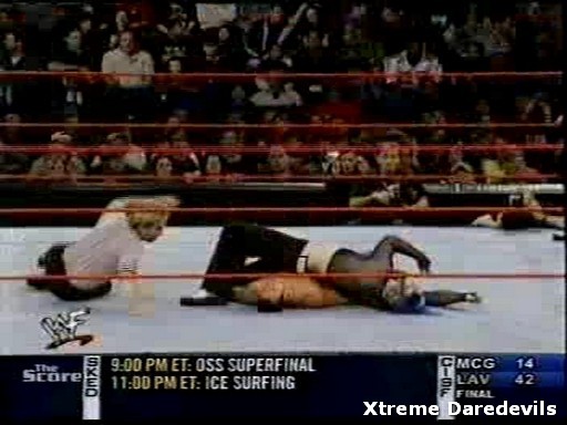 WWE-11-10-2001_197.jpg
