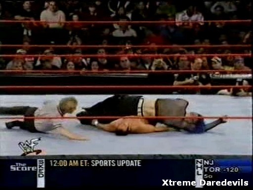 WWE-11-10-2001_198.jpg