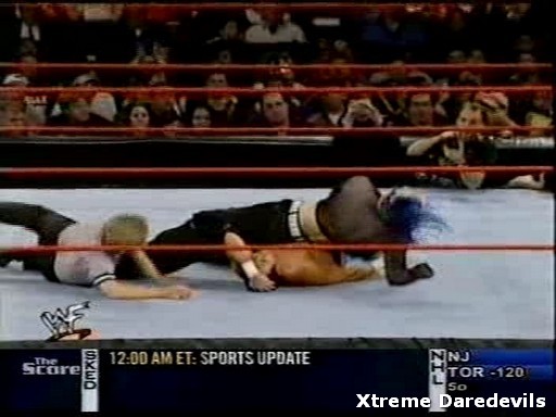 WWE-11-10-2001_199.jpg