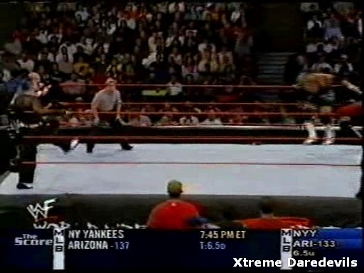 WWE-10-27-2001_226.jpg