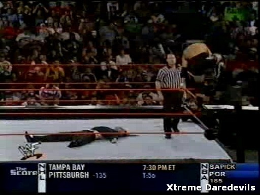 WWE-11-03-2001_217.jpg