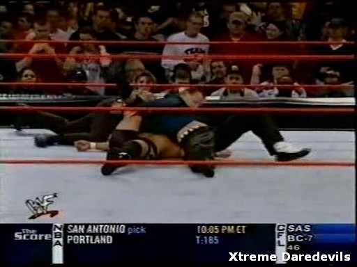 WWE-11-03-2001_274.jpg