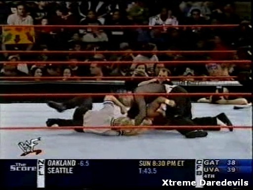 WWE-11-10-2001_183.jpg