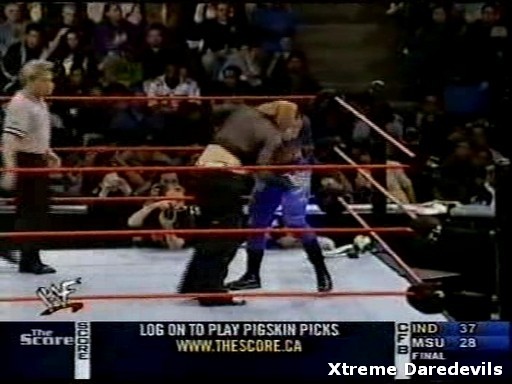 WWE-11-10-2001_188.jpg